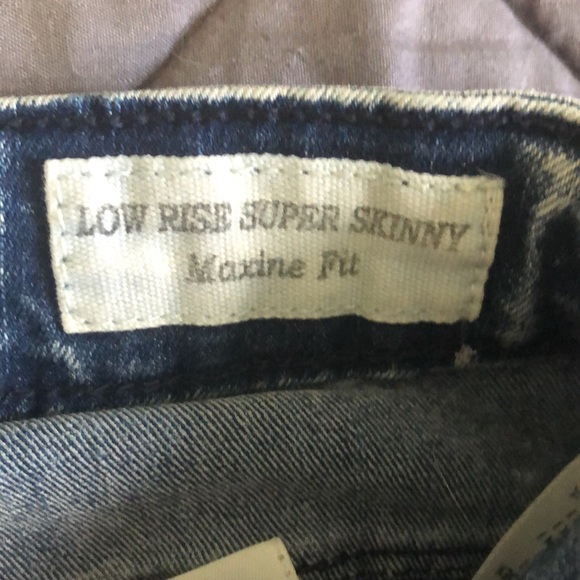 Guess women’s skinny jeans - Picture 3 of 6
